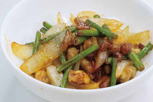 鶏軟骨と新玉ねぎの梅ピリ辛炒め